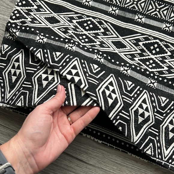 H&M Black and White Aztec Print Pencil Skirt Size S - Picture 2 of 7